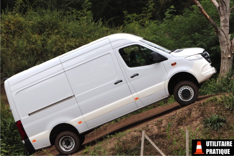 arret et redemarrage en cote sur un terrain un peu gras et des pneus ete