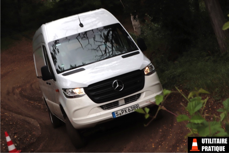 le mercedes sprinter 4x4 fait facilement le tour de ce terrain de motocross