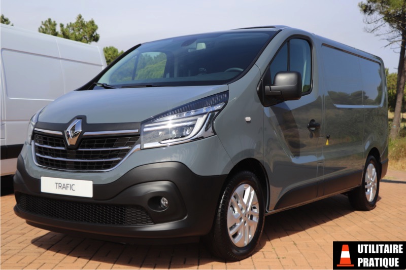 renault trafic en finition grand confort diesel energy dci 145 chevaux teinte gris urbain