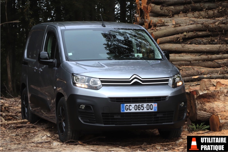 face avant specifique du berlingo electrique avec la forme du capot pour le haut des chevrons