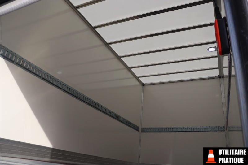 caisse avec un rail d arrimage les plinthes eclairage a led et le plafond opalescent