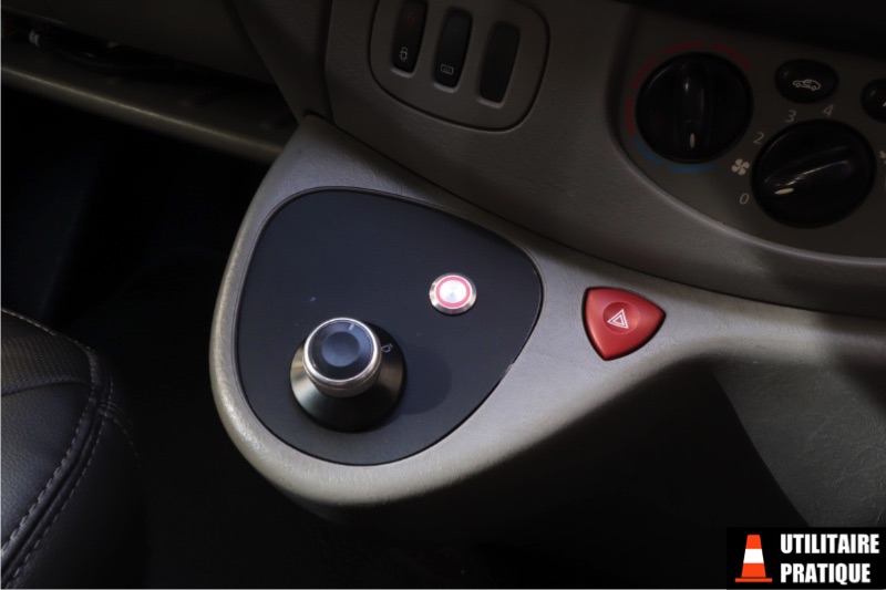 bouton de commande avant arriere et parking ainsi que le bouton pour le chauffage