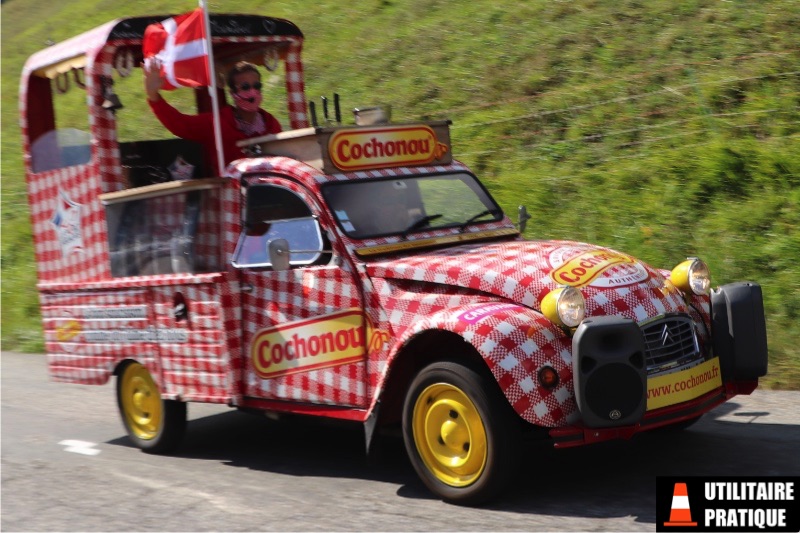 Tour de France : les utilitaires sur la route du tour cycliste, citroen 2cv fourgonnette cochonou