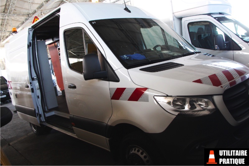 mercedes benz sprinter 516 avec ses bandes reflechissantes