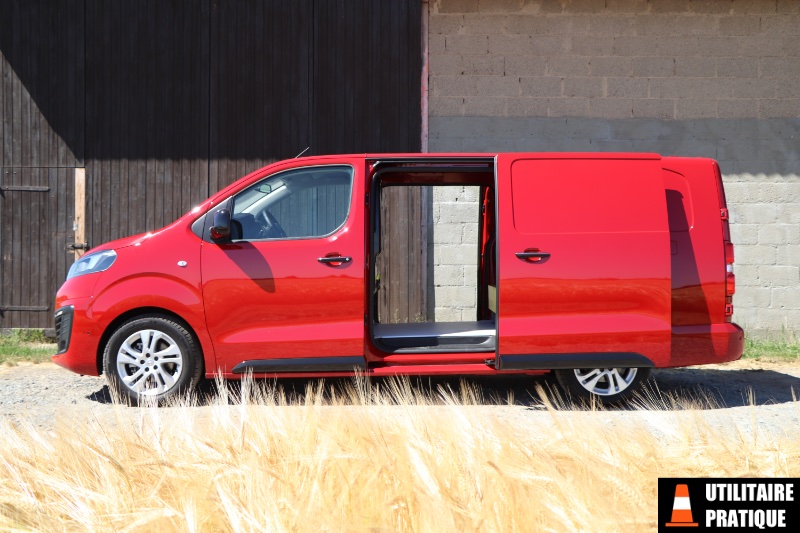 notre opel vivaro est equipe de 2 portes laterales coulissantes automatiques