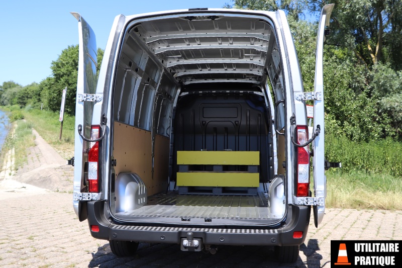 espace de chargement avec les passages de roues a larriere dans le movano traction