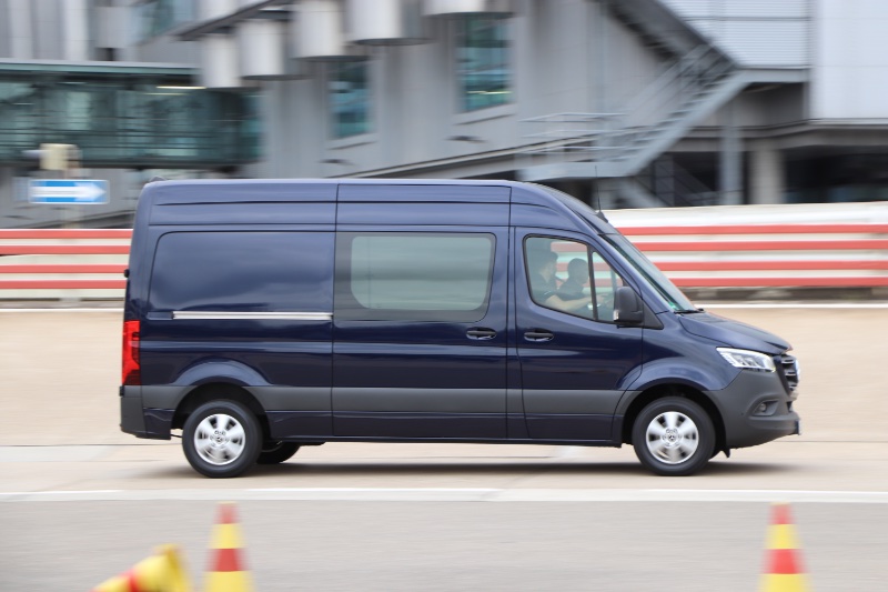 Assistances aux manoeuvres testées dans un Mercedes Sprinter, assistance aux manoeuvres sur un mercedes sprinter