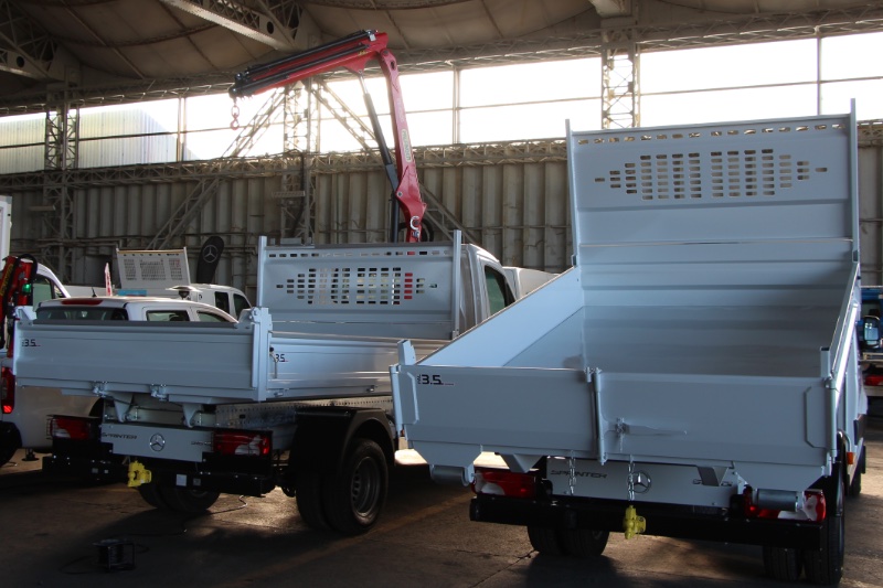 le bras de levage a droite est incompatible avec la grue palfinger pk2900 sur le sprinter de gauche