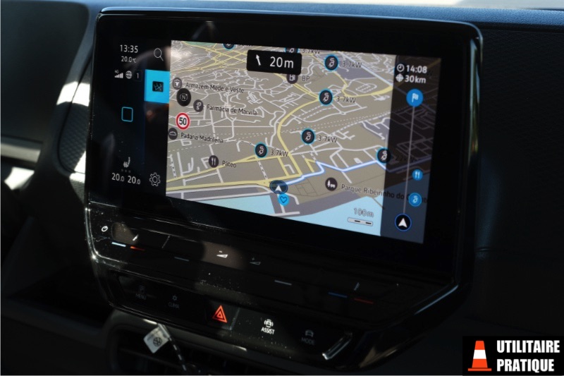 navigation 22discover pro max 22 sur l ecran tactile 10 pouces de la console centrale a 675