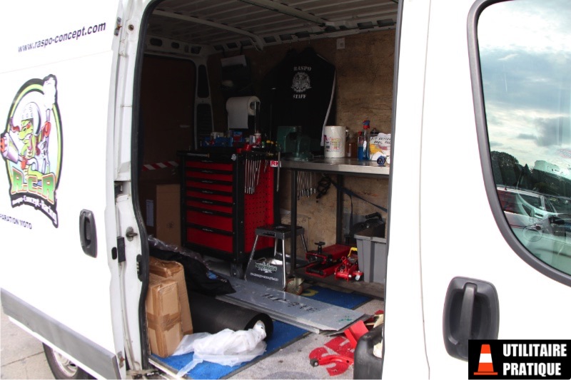 atelier avec servante et un rail au centre pour transporter une moto