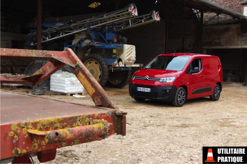 Essai Citroën Berlingo Van 130 ch : 5 points à retenir, citroen berlingo van dans la cours de la ferme