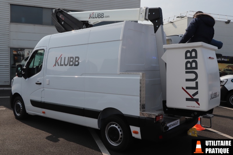 vehicule pret a prendre la route avec le bras replier et la nacelle securisee