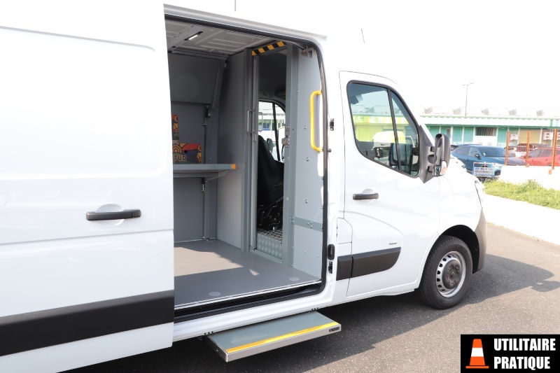 porte coulissante interieure pour acceder a la cabine depuis l espace cargo