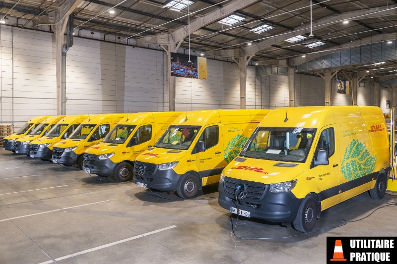 une partie de la flotte de mercedes benz espritner de dhl express france en cours de recharge sur le site de creteil