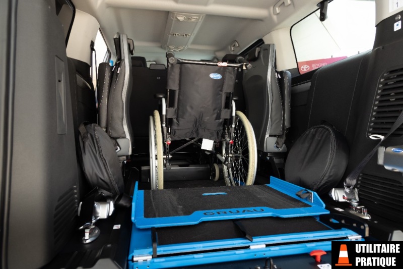 strapontins installation du fauteuil et rampe en 3 volets dans le proace tpmr