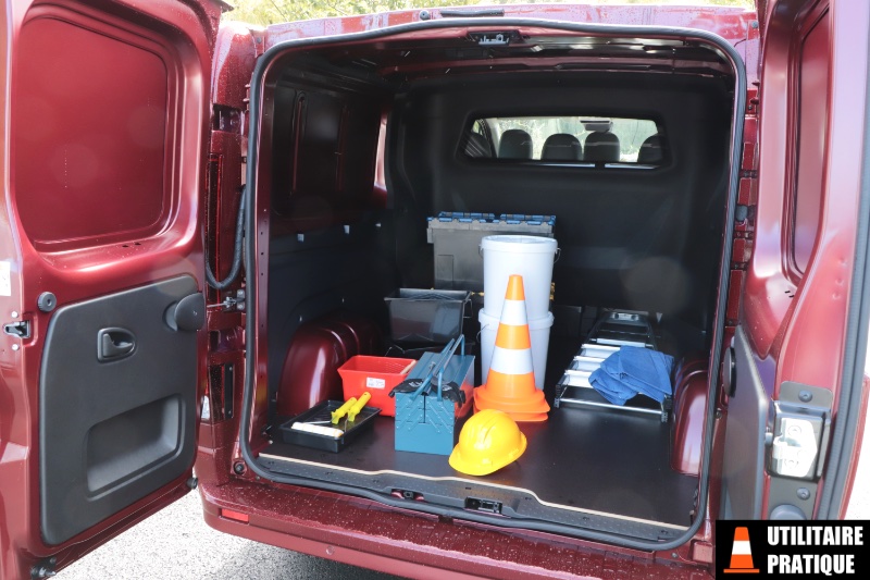 espace de chargement avec a droite de la place sous la banquette pour glisser un escabeau