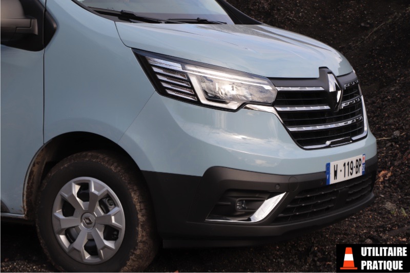 Annonce VU RENAULT TRAFIC 3 PHASE 3 FOURGON L2H1 CONFORT 130 BLUE