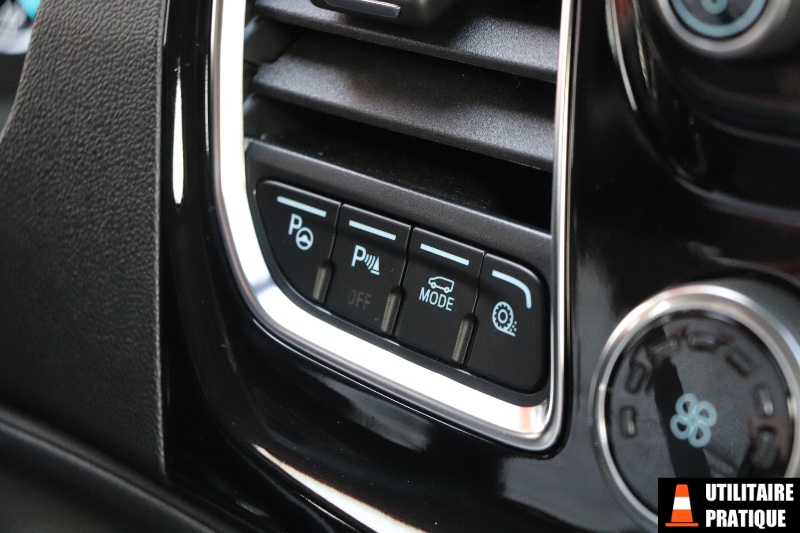 le bouton mode permet de changer de mode de conduite pour gerer la batterie ou passer en 100 electrique