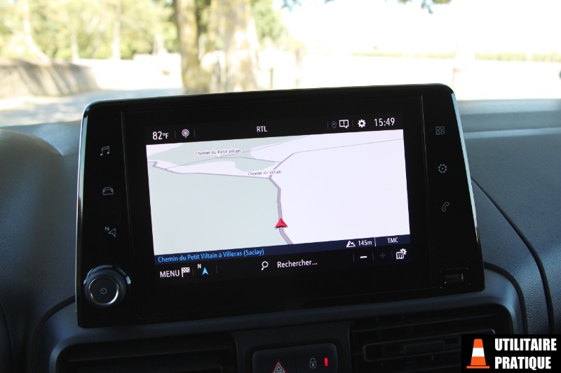 ecran tactile avec la navigation et les services