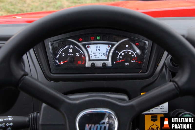 tableau de bord du utv 2400 avec au centre laffichage des heures