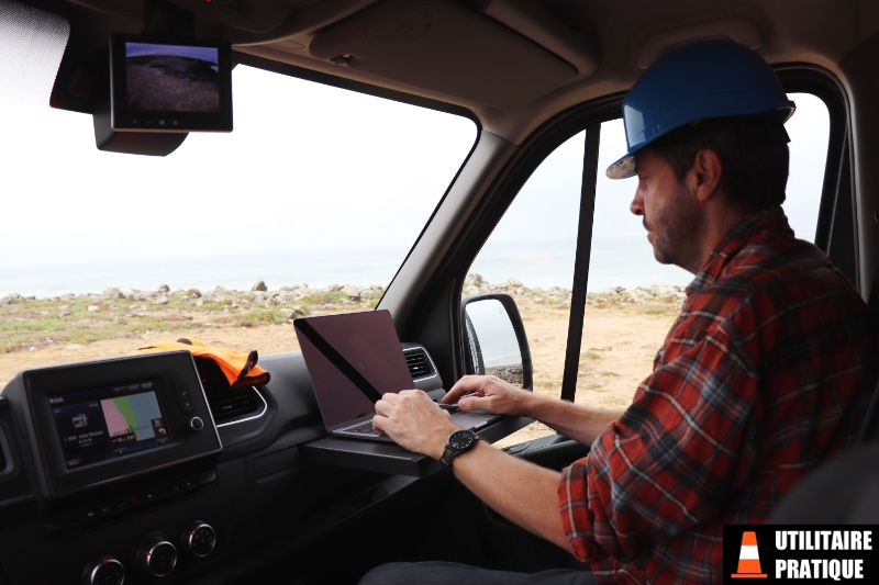 le bureau mobile avec la tablette retractable