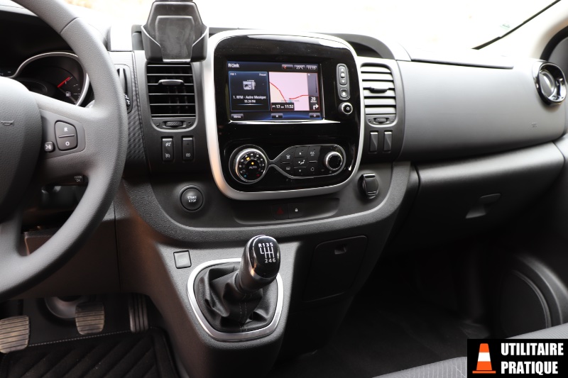 la console centrale du renault trafic avec en haut a gauche le support de smartphone