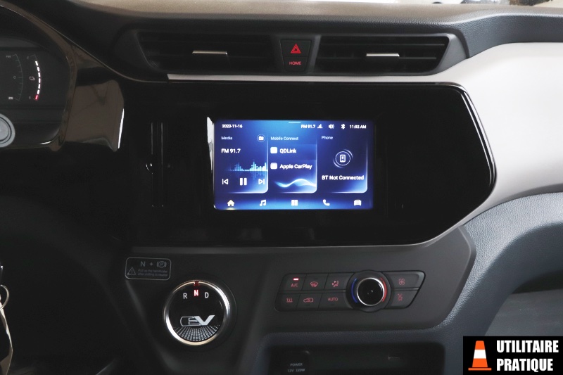 ecran avec les parametres et les connexions dont apple carplay pour avoir la navigation etc