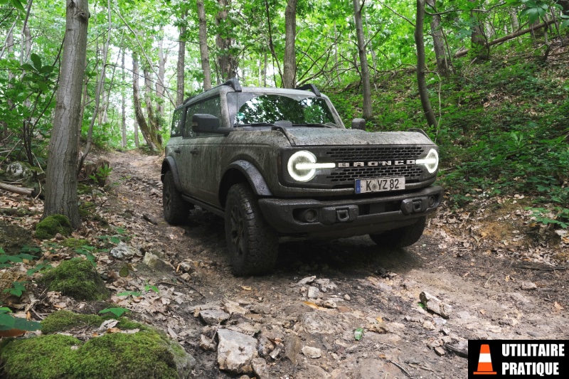 un parcours mixte permet de tester le comportemetn du ford bronco sur differents terrains