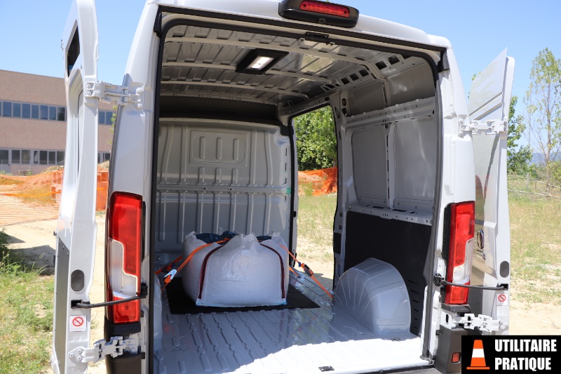 apercu de linterieur de lespace de chargement du fiat ducato 2019 il est inchange