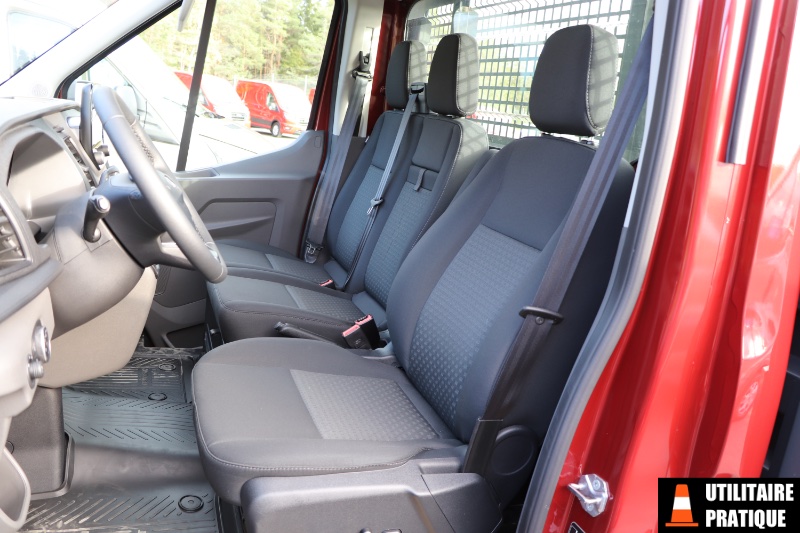 assise a bord du ford transit plateau